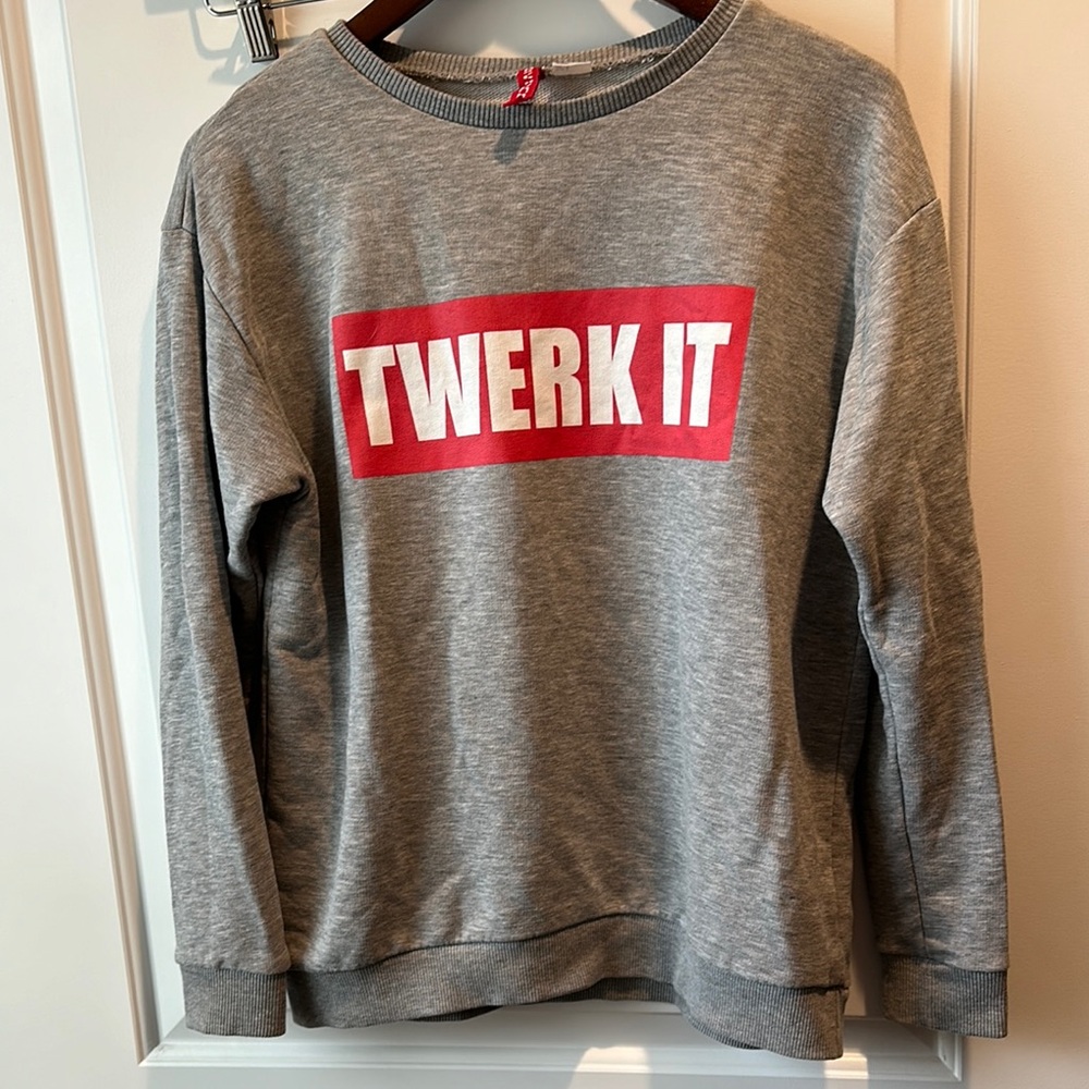 🛍️ 3 for $20 🛍️ H&M Gray Crewneck with Red Twerk It Graphic